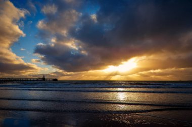 Blyth Beach, Northumberland 'da dramatik bir gün doğumu.