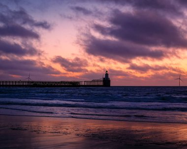 Denizin üzerinde gün batımı