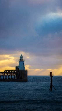 Blyth Sahili üzerinde dramatik gün doğumu, Northumberland, İlkbahar 2025