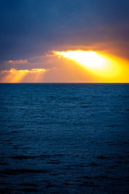 Blyth Sahili üzerinde dramatik gün doğumu, Northumberland, İlkbahar 2025