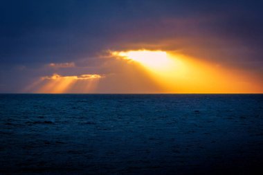 Blyth Sahili üzerinde dramatik gün doğumu, Northumberland, İlkbahar 2025