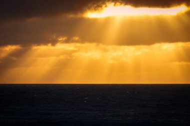 Blyth Sahili üzerinde dramatik gün doğumu, Northumberland, İlkbahar 2025