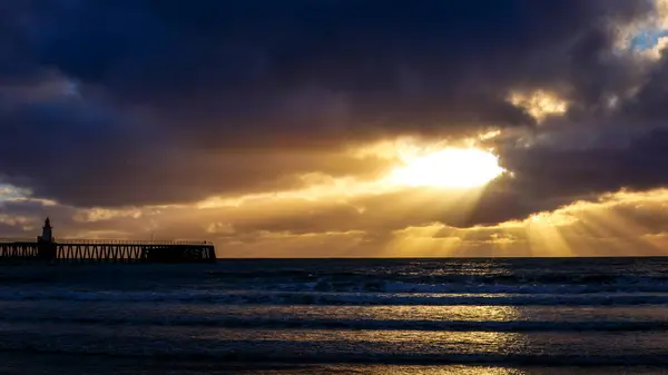 Blyth Beach, Northumberland 'da dramatik bir gün doğumu.