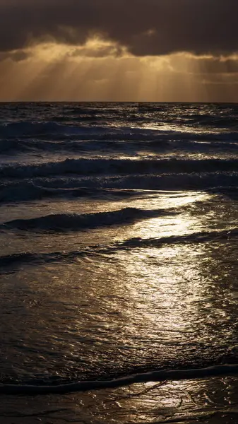 Blyth Beach, Northumberland 'da dramatik bir gün doğumu.
