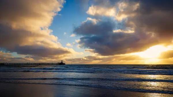 Blyth Beach, Northumberland 'da dramatik bir gün doğumu.
