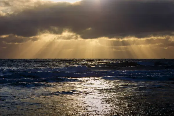 Blyth Beach, Northumberland 'da dramatik bir gün doğumu.