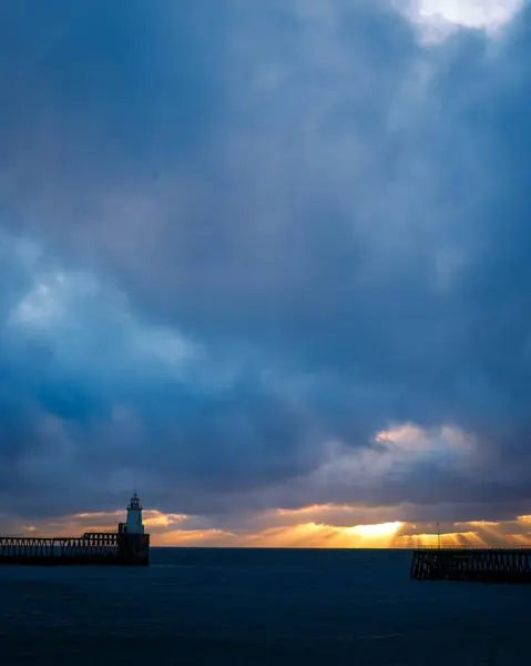 Blyth Sahili, Doğu ve Batı İskelesi