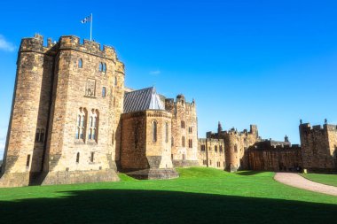 Alnwick Kalesi, Alnwick, Northumberland, Birleşik Krallık. 28 Mart 2025, Newcastle United Futbol Kulübü bayrağı dalgalanarak Lig Kupası 'nın 2024 / 2025' te kazanılmasını kutladı.