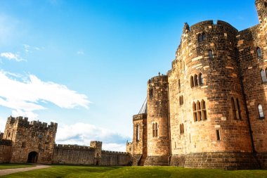 Alnwick Kalesi, Alnwick, Northumberland, Birleşik Krallık. 28 Mart 2025, Newcastle United Futbol Kulübü bayrağı dalgalanarak Lig Kupası 'nın 2024 / 2025' te kazanılmasını kutladı.