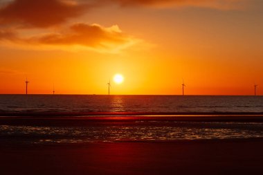 Mavi Saat ve Gündoğumu Kambois Sahili üzerinde Northumberland, Mayıs 2025