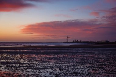 Mavi Saat ve Gündoğumu Kambois Sahili üzerinde Northumberland, Mayıs 2025