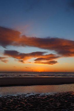 Mavi Saat ve Gündoğumu Kambois Sahili üzerinde Northumberland, Mayıs 2025