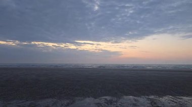 Kambois Sahili Northumberland, sahil dokularıyla gün doğumuna doğru Mavi Saat. Nisan 2025