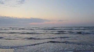 Kambois Sahili Northumberland, sahil dokularıyla gün doğumuna doğru Mavi Saat. Nisan 2025