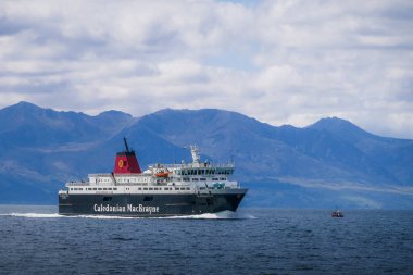 Ardrossan, İskoçya - 8 Mayıs 2025: Caledonian MacBrayne feribotu 