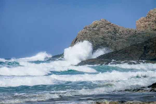 Lewis Adası, İskoçya 'nın dışındaki Uig' deki Cliff Sahili 'nde dalgalar çarpışıyor.