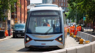 Coventry, Birleşik Krallık 23.05.25. Müteahhitler Coventry Çok Hafif Demiryolu Göstericisi Projesi 'ne son rötuşları yapıyor. Haziran' da halka arz için açılacak, yepyeni hafif demiryolu teknolojisini tanıtan bir proje.. 