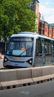 Coventry, Birleşik Krallık 23.05.25. Müteahhitler Coventry Çok Hafif Demiryolu Göstericisi Projesi 'ne son rötuşları yapıyor. Haziran' da halka arz için açılacak, yepyeni hafif demiryolu teknolojisini tanıtan bir proje.. 