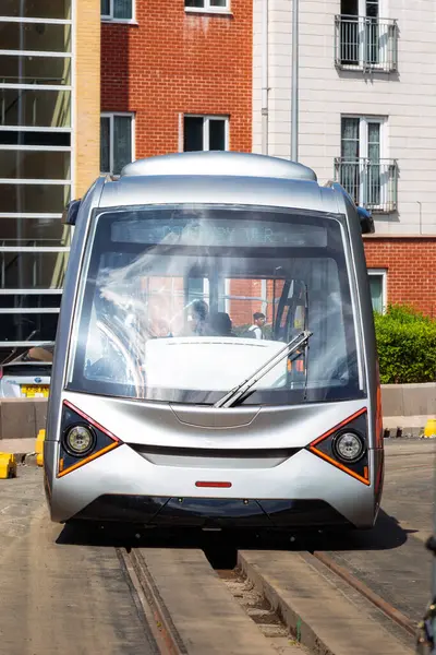 Coventry, Birleşik Krallık 23.05.25. Müteahhitler Coventry Çok Hafif Demiryolu Göstericisi Projesi 'ne son rötuşları yapıyor. Haziran' da halka arz için açılacak, yepyeni hafif demiryolu teknolojisini tanıtan bir proje.. 