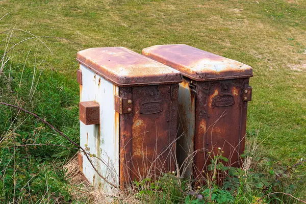 Northumberland, Mayıs 2025 'te aşırı gelişmiş bir bölgede duran paslı metal malzeme kutuları.