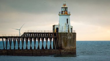 Blyth Deniz Feneri ve Doğu İskelesi, şafak vakti, Blyth, Northumberland 2025