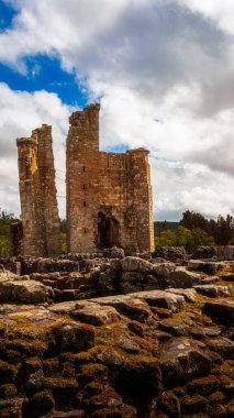 Edlingham Kalesi 'nin kalıntıları, Edlingham, Northumberland, İngiltere' deki Güneş Kulesi de dahil 29 Mayıs 2025 'te