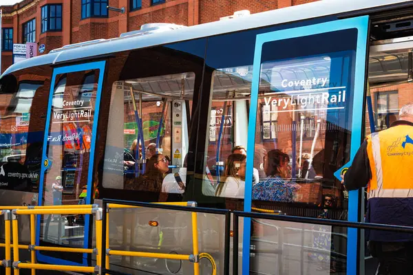 Coventry, İngiltere 10 Haziran 2025. Coventry Çok Hafif Demiryolu Gösterici Projesi, Coventry Şehir Merkezi 'nde halka açık geziler için.