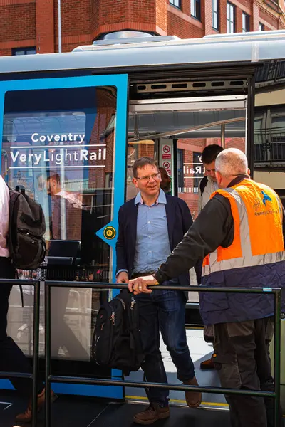Coventry, İngiltere 10 Haziran 2025. Coventry Çok Hafif Demiryolu Gösterici Projesi, Coventry Şehir Merkezi 'nde halka açık geziler için.