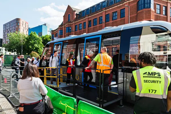 Coventry, İngiltere 10 Haziran 2025. Coventry Çok Hafif Demiryolu Gösterici Projesi, Coventry Şehir Merkezi 'nde halka açık geziler için.