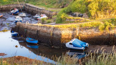 Northumberland 'daki Seaton Sluice limanında, deniz seviyesinin düşük olduğu yerde balıkçı tekneleri, Haziran 2025