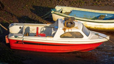 Northumberland 'daki Seaton Sluice limanında, deniz seviyesinin düşük olduğu yerde balıkçı tekneleri, Haziran 2025