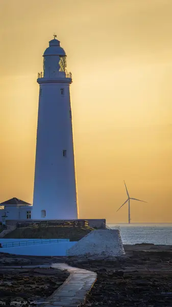 Aziz Mary Deniz Feneri, güçlü yaz sabahı ışığında. Whitley Körfezi Haziran 2025