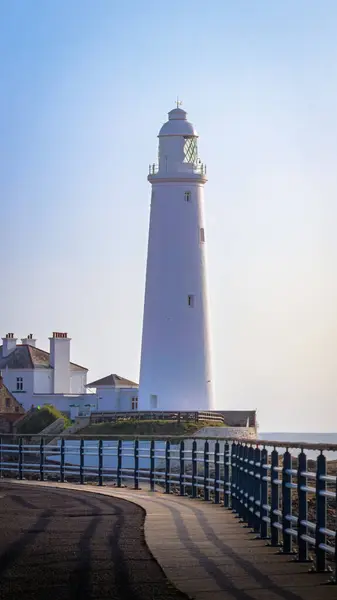 Aziz Mary Deniz Feneri, güçlü yaz sabahı ışığında. Whitley Körfezi Haziran 2025