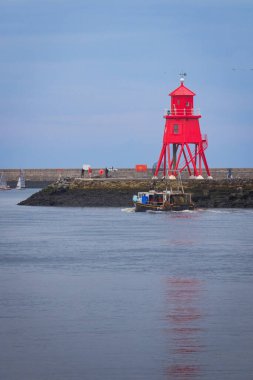 Tyne nehir kıyısı Kuzey Kalkanları 'ndan Güney Kalkanlarına bakıyor. Temmuz 2025