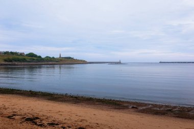 Tyne nehir kıyısı Kuzey Kalkanları 'ndan Güney Kalkanlarına bakıyor. Temmuz 2025