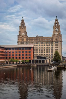 Liverpool şehrinin ufuk çizgisi, İngiltere 'nin Mersey nehri kıyısındaki Royal Liver Binası. 6 Ağustos 2025