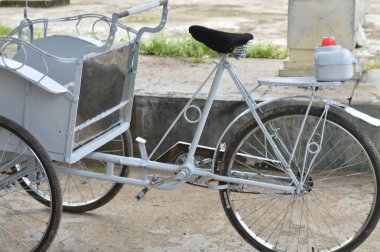 Gündüz vakti geçmişe dönük bisiklet taksisi, cazibeli Asya manuel taşımacılığı. Eko, vintage ve kültür temalı görseller için harika.