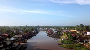 Batı Kalimantan 'daki Sambas Nehri boyunca yoğun yerleşim alanlarının hava manzarası, nehir kıyısında kümelenmiş yapışkan evler, tropikal yaşam tarzını ve yerel mimariyi yansıtıyor..