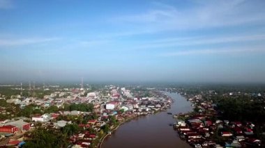 Batı Kalimantan 'daki Sambas Nehri boyunca yoğun yerleşim alanlarının hava manzarası, nehir kıyısında kümelenmiş yapışkan evler, tropikal yaşam tarzını ve yerel mimariyi yansıtıyor..