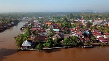 Batı Kalimantan 'daki Sambas Nehri boyunca yoğun yerleşim alanlarının hava manzarası, nehir kıyısında kümelenmiş yapışkan evler, tropikal yaşam tarzını ve yerel mimariyi yansıtıyor..