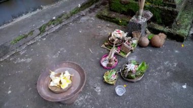 Geleneksel kültürel uygulamalar ve ruhani adanmışlığın sergilendiği, günlük Hindu ayinlerinin bir parçası olarak yere konan Bali Kanang sari adaklarına yakından bir bakış.
