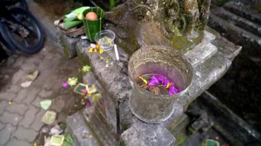 Geleneksel kültürel uygulamalar ve ruhani adanmışlığın sergilendiği, günlük Hindu ayinlerinin bir parçası olarak yere konan Bali Kanang sari adaklarına yakından bir bakış.