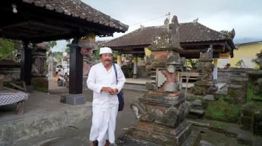 Tabanan, Bali, Endonezya 23 Ekim 2024: Jatiluwih cemaati üyeleri geleneksel bir Bali Hindu töreni sırasında Sri Rambut Tapınağı 'nda ibadet ederek refah tanrısını ruhani bağlılıkla onurlandırdılar..