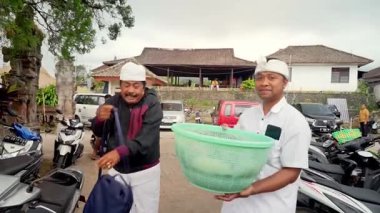 Tabanan, Bali, Endonezya 23 Ekim 2024: Jatiluwih cemaati üyeleri geleneksel bir Bali Hindu töreni sırasında Sri Rambut Tapınağı 'nda ibadet ederek refah tanrısını ruhani bağlılıkla onurlandırdılar..