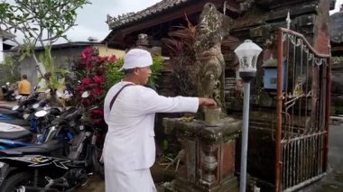 Tabanan, Bali, Endonezya 23 Ekim 2024: Jatiluwih cemaati üyeleri geleneksel bir Bali Hindu töreni sırasında Sri Rambut Tapınağı 'nda ibadet ederek refah tanrısını ruhani bağlılıkla onurlandırdılar..