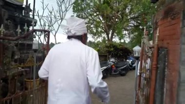 Tabanan, Bali, Endonezya 23 Ekim 2024: Jatiluwih cemaati üyeleri geleneksel bir Bali Hindu töreni sırasında Sri Rambut Tapınağı 'nda ibadet ederek refah tanrısını ruhani bağlılıkla onurlandırdılar..