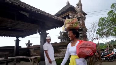 Tabanan, Bali, Endonezya 23 Ekim 2024: Jatiluwih cemaati üyeleri geleneksel bir Bali Hindu töreni sırasında Sri Rambut Tapınağı 'nda ibadet ederek refah tanrısını ruhani bağlılıkla onurlandırdılar..