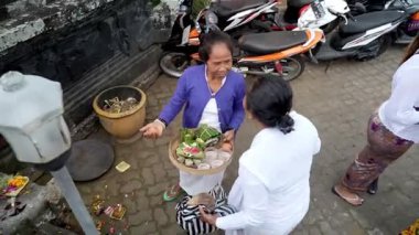 Tabanan, Bali, Endonezya 23 Ekim 2024: Jatiluwih cemaati üyeleri geleneksel bir Bali Hindu töreni sırasında Sri Rambut Tapınağı 'nda ibadet ederek refah tanrısını ruhani bağlılıkla onurlandırdılar..
