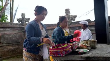 Tabanan, Bali, Endonezya 23 Ekim 2024: Jatiluwih cemaati üyeleri geleneksel bir Bali Hindu töreni sırasında Sri Rambut Tapınağı 'nda ibadet ederek refah tanrısını ruhani bağlılıkla onurlandırdılar..