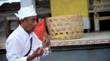 Tabanan, Bali, Endonezya 23 Ekim 2024: Jatiluwih cemaati üyeleri geleneksel bir Bali Hindu töreni sırasında Sri Rambut Tapınağı 'nda ibadet ederek refah tanrısını ruhani bağlılıkla onurlandırdılar..